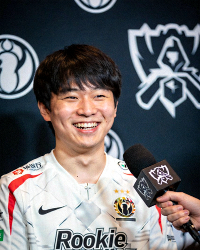 新秀选手'Rookie'在赛后采访中露出阳光笑容的正面照